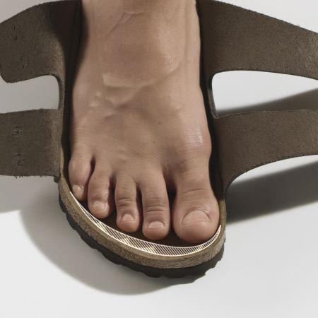 Elevated toe bar for natural grip image